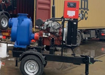 Self-priming towable centrifugal pump